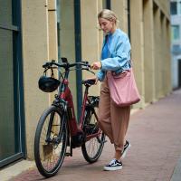 Pige med batavus cykel på vej på arbejde 